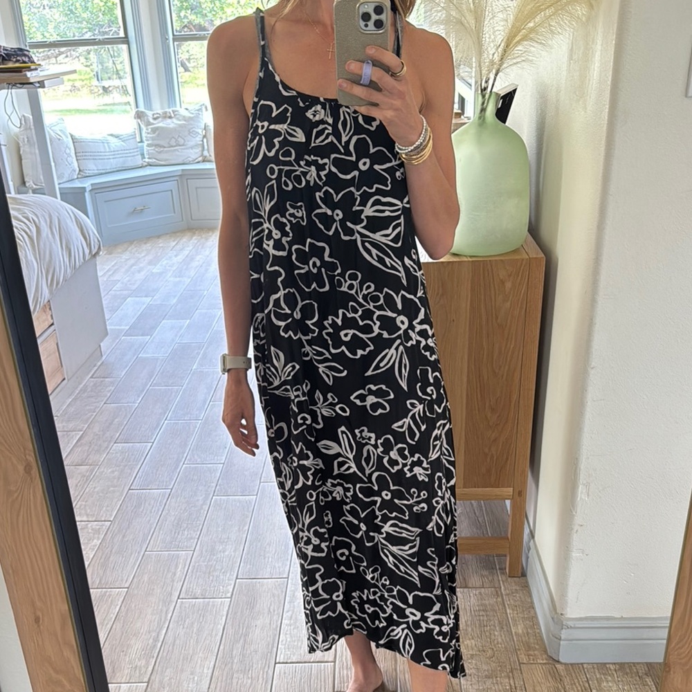 Black and White Sleeveless Midi Sundress